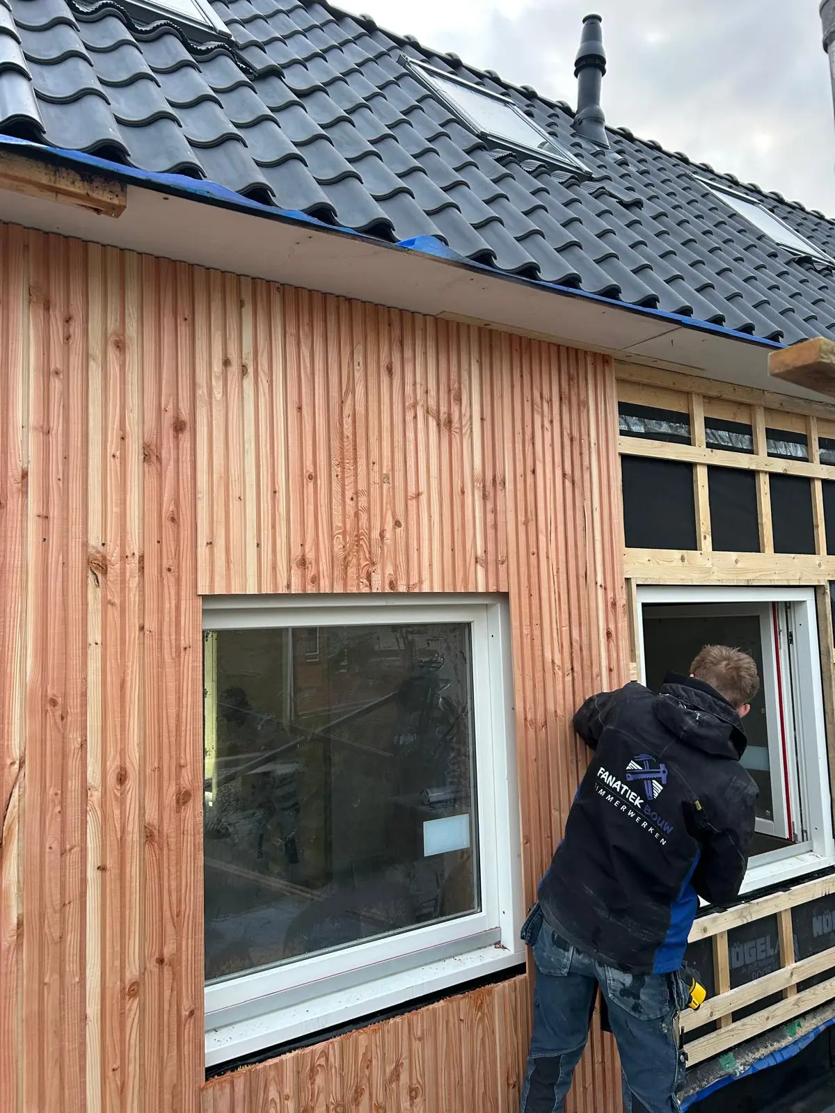 Buitenaanzicht afgeronde dakopbouw met gevelbekleding