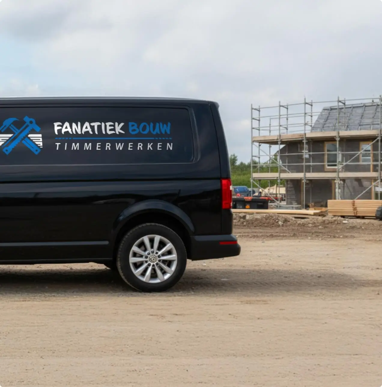 Bedrijfsbus van Fanatiek Bouw op de bouwplaats